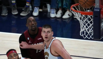  约基奇荣膺常规赛MVP称号  