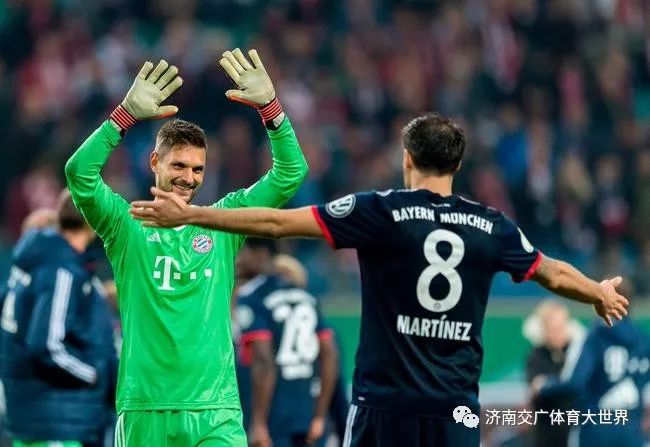  诺伊尔伤愈复出，拜仁门神扑点救主  